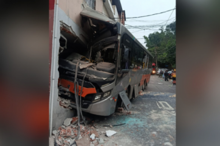 Ônibus invade sobrado e fere 7 na zona oeste de SP