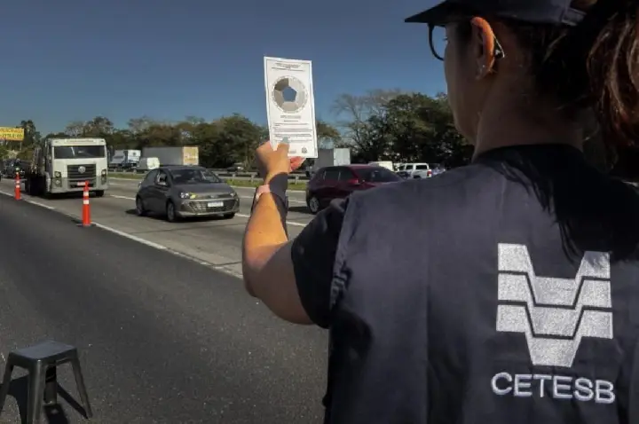 Operação da Cetesb autua 37 por emissão de fumaça preta na região