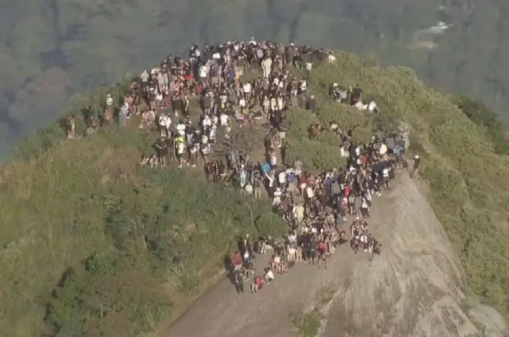 Operação deixa turistas ilhados; bandidos colocam ônibus em via