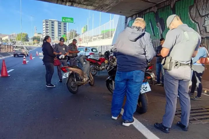 Operação Direção Segura e Silenciosa da PM vistoria 607 motos