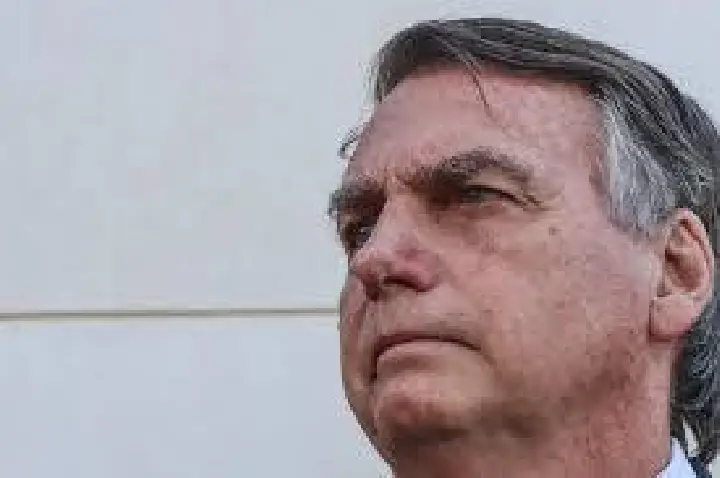 Orientação médica: Bolsonaro sai de cena de olho na eleição e STF