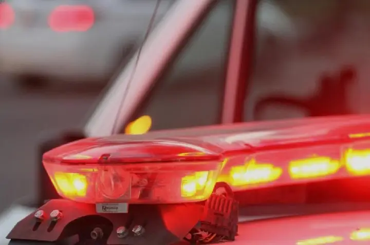 Padrasto é detido após deixar criança de 4 anos sozinha na rua