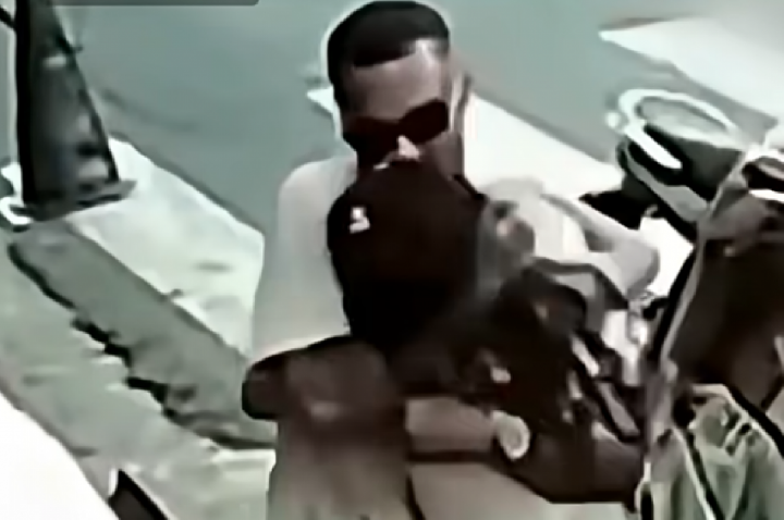 Pai abraça filha que escapou de atropelamento que matou irmãos