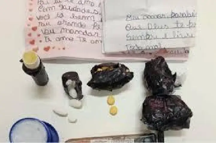 Pai de preso leva tadala e cartinha de amor na cueca