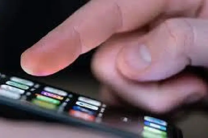 Pai desbloqueia celular do filho e vê selfie do assassino