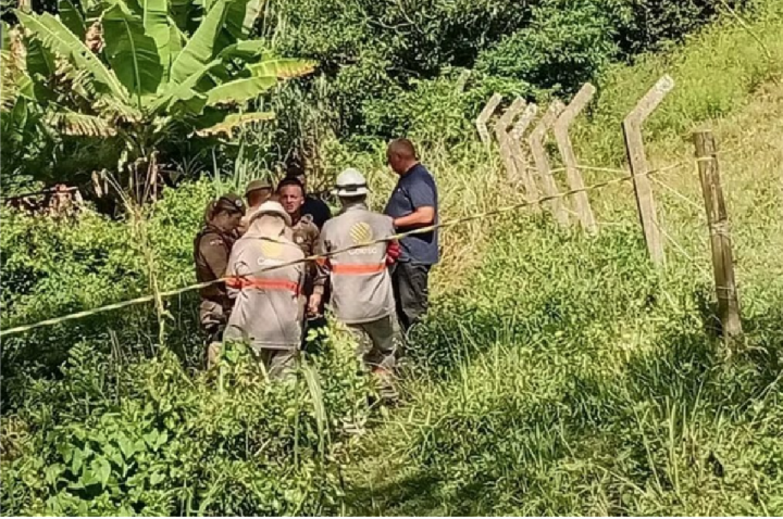 Pai e filha uruguaios morrem eletrocutados em trilha de praia