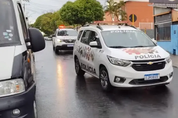 Pai e filho adolescente são flagrados furtando cabos de energia