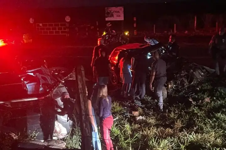 Pai e filho morrem após colisão entre dois veículos em vicinal