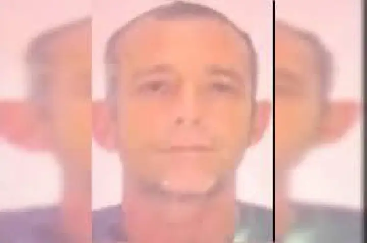 Pai mata filho de 4 anos esfaqueado, no banheiro; VÍDEO