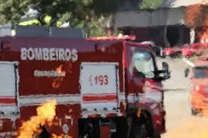 Pai salva filho de 4 anos de carro em chamas