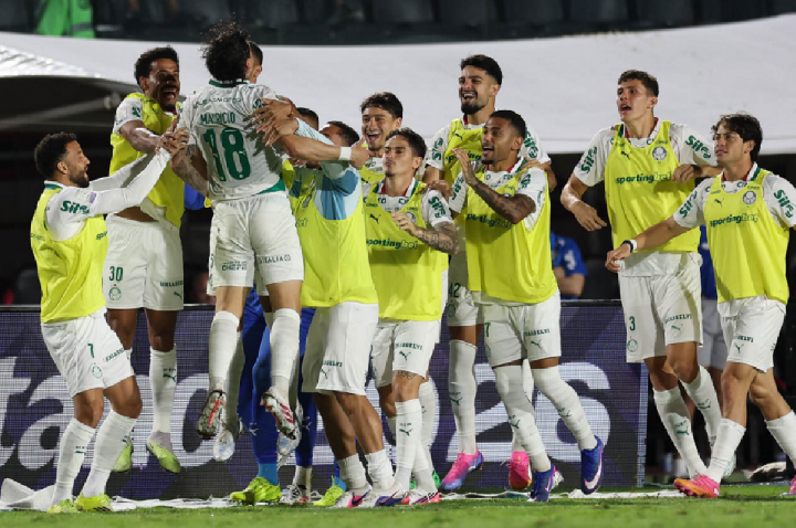Palmeiras aproveita 2 expulsos, goleia e abre 8 pontos para Fla