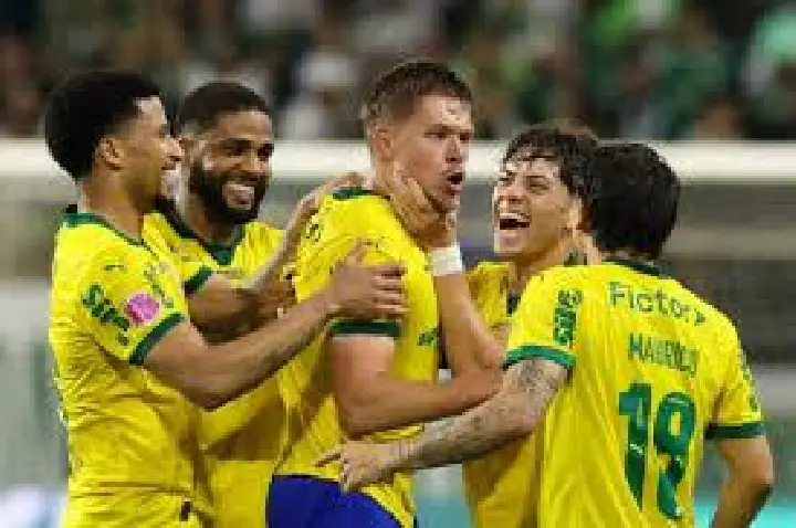 Palmeiras goleia Bragantino e reforça liderança no Brasileirão