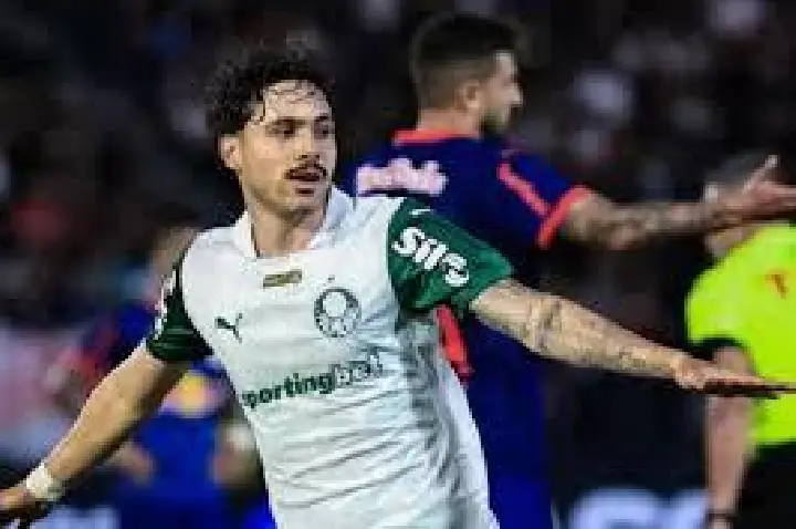 Palmeiras vira em cinco minutos, vence Bragantino e abre vantagem