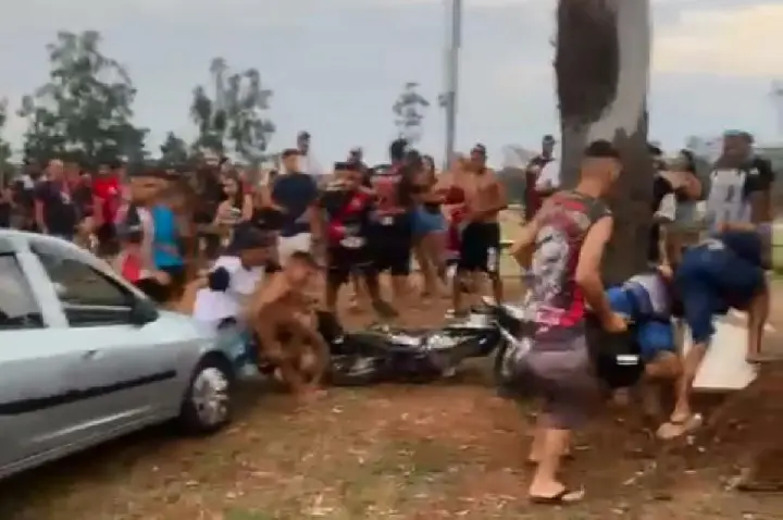 Pancadaria generalizada marca domingo de futebol em Agudos; VÍDEO