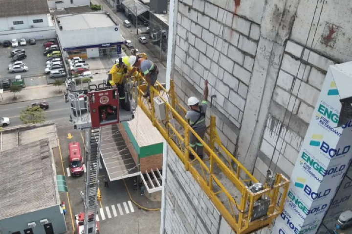 Pane em andaime 'prende' operários a 35 metros de altura
