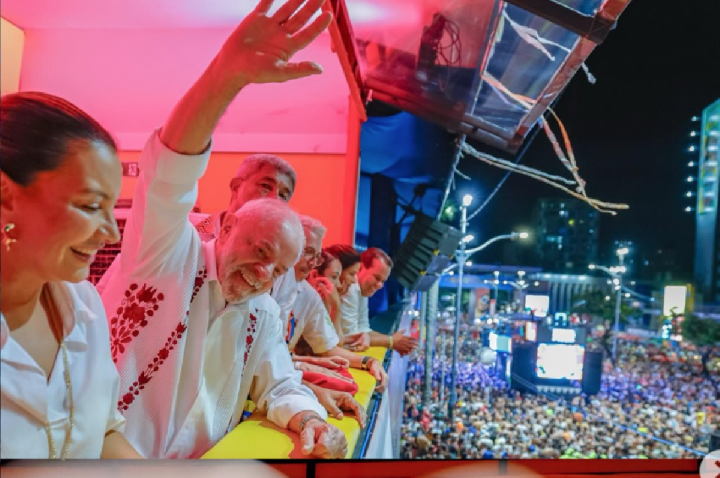 Para alívio do governo, Janja desistiu de desfilar na Sapucaí