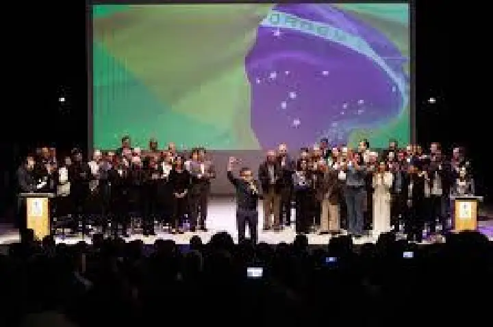 Partidos de esquerda e centro fazem ato em defesa da democracia