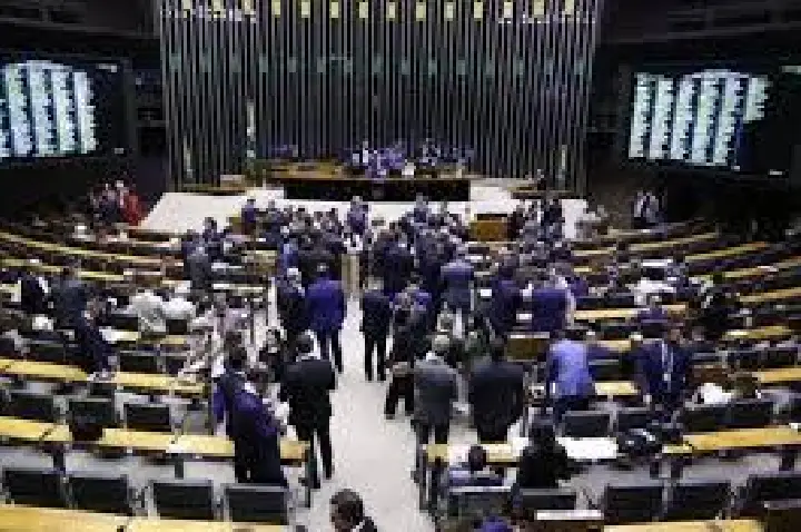 PEC também blinda deputados estaduais e ameaça processos no país