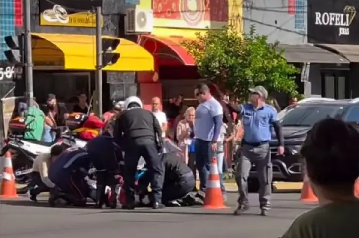 Pedestre é atropelada por moto em cruzamento no Centro de Bauru