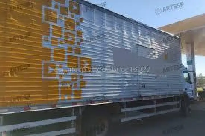 Pedestre morre atropelado por caminhão em posto de combustível