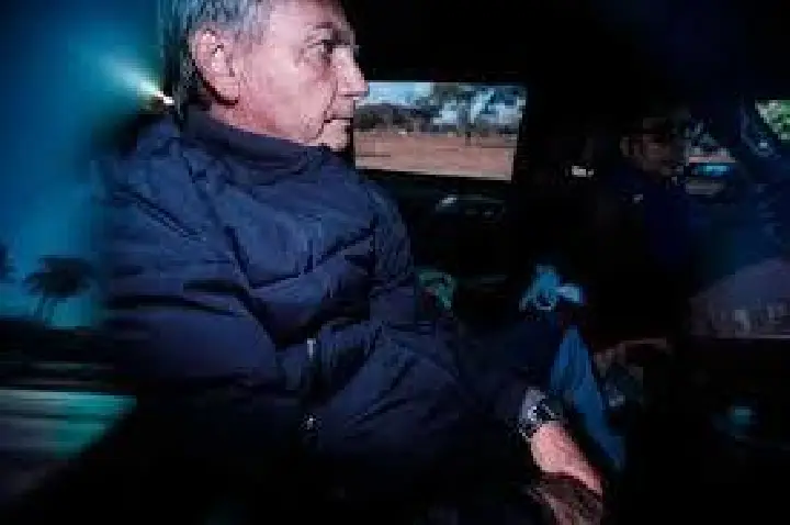 Pen drive achado no banheiro de Bolsonaro tem conteúdo revelado
