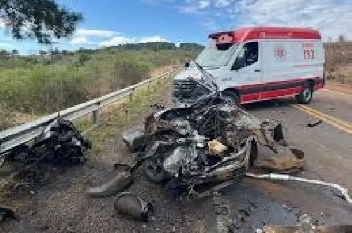 Picape se parte ao meio, jovens são ejetados e morrem em acidente