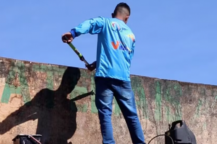 Pintor revitaliza fachadas de casas de famílias carentes de graça