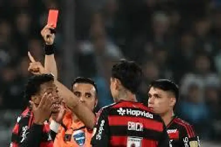 Plata é expulso, mas Flamengo segura o Racing e vai à final