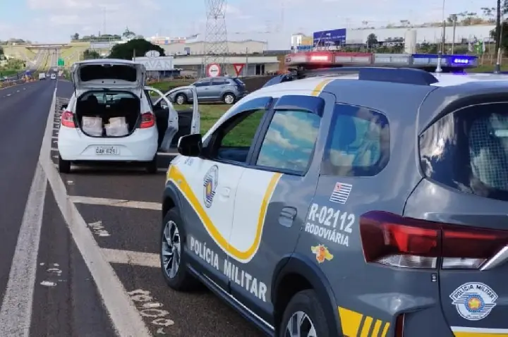 PM de Bauru flagra mulher com R$ 80 mil em maconha; VÍDEO