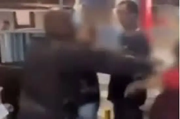 PM empurra e derruba mulher de 65 anos com cabo de fuzil; VÍDEO