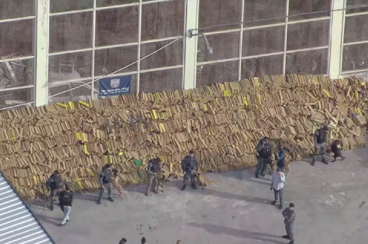 PM estoura esconderijo e apreende quase 50 toneladas de maconha