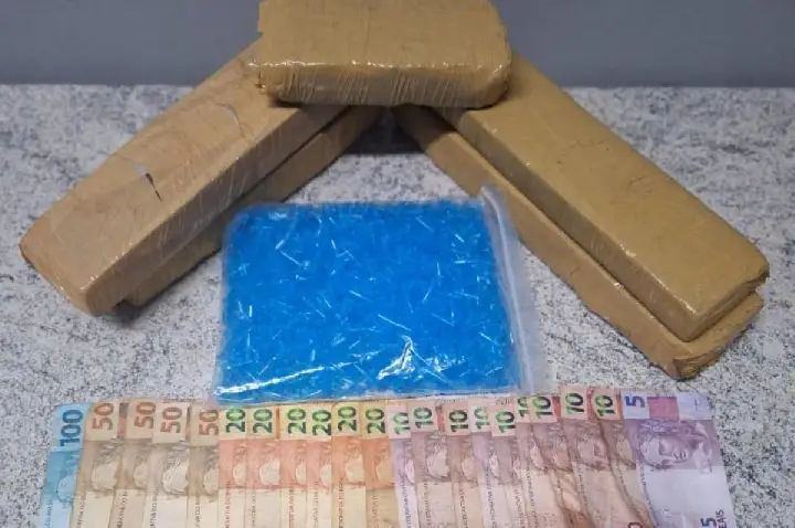 PM flagra 5 tijolos de maconha com suspeito de gerenciar biqueira