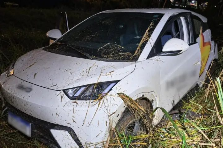 PM recupera carro furtado após fuga e colisão com barranco