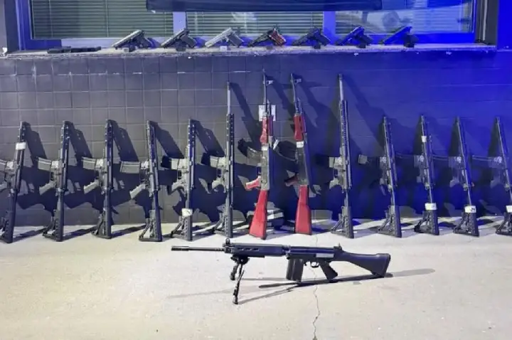 PM Rodoviária acha 14 fuzis e 7 pistolas em fundo falso de carro