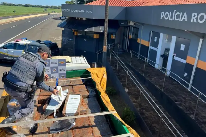 PM Rodoviária flagra 1,4 tonelada de maconha em carga agrícola
