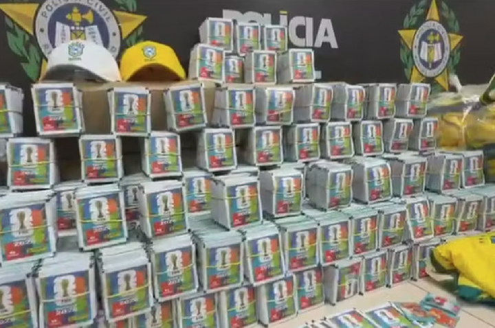 Polícia apreende 200 mil figurinhas falsas da Copa