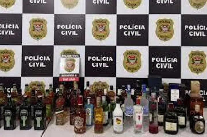 Polícia apreende cigarros eletrônicos e bebidas falsificadas em adega no interior de SP