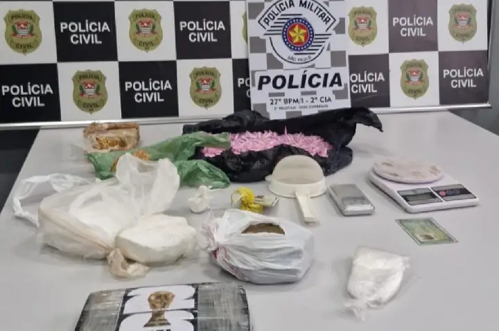 Polícia Civil prende 2 e apreende até cocaína com a taça da Copa