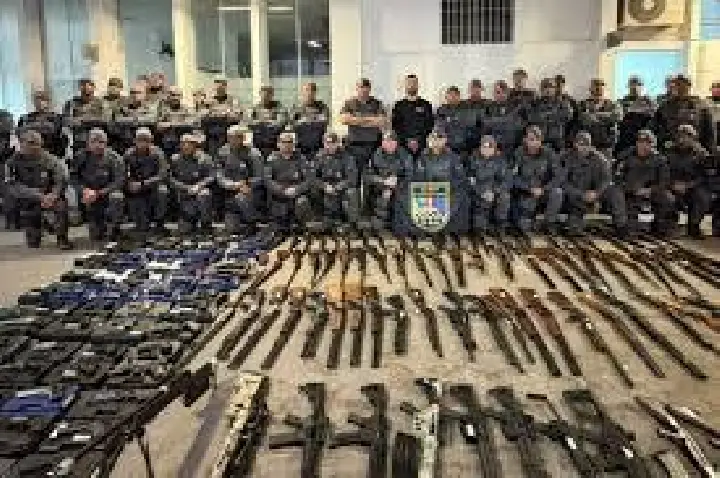 Polícia descobre bunker com 183 armas em loja de Americana
