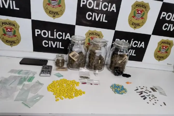 Polícia flagra comprimidos e LSD líquido em ação contra o tráfico