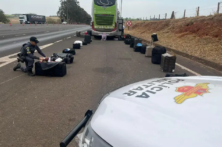 Polícia Rodoviária intercepta ônibus com “muamba” paraguaia na SP-225Polícia Rodoviária intercepta ônibus com “muamba” paraguaia na SP-225