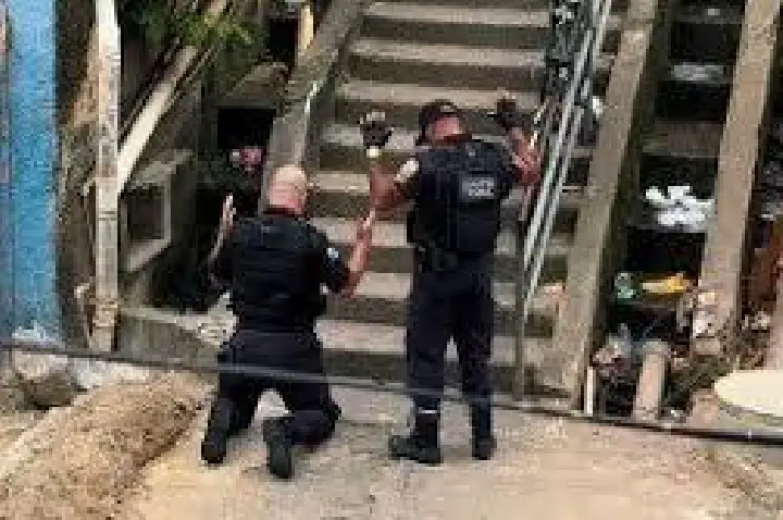 Policiais rezam durante tiroteio em megaoperação no Rio; VÍDEO