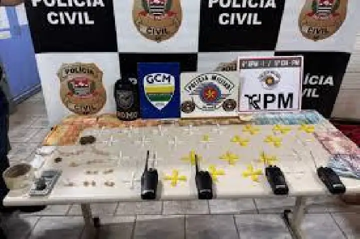 Policiais se escondem em caçamba de veículo e cercam traficantes