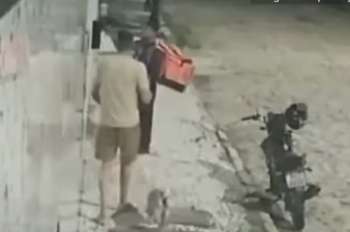 Policial atira em entregador ao confundi-lo com ladrão; VÍDEO