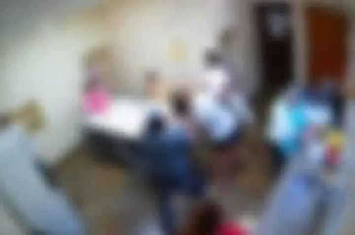 Policial joga jovem no chão e a agride com tapas em abrigo; VÍDEO