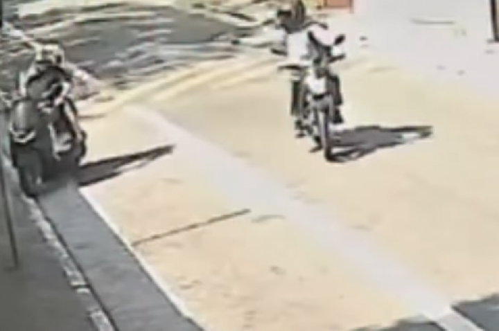 Policial reage, e filho na garupa morre com tiro no peito; VÍDEO