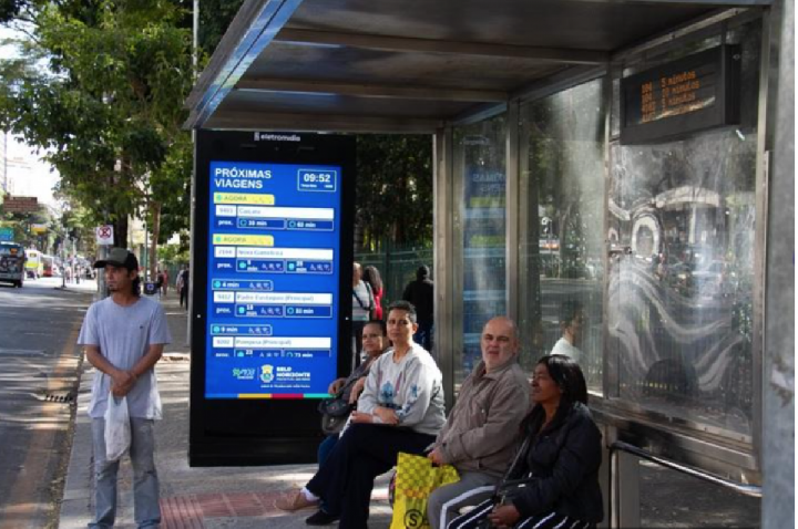 Pontos de ônibus com videochamada dão sensação de segurança