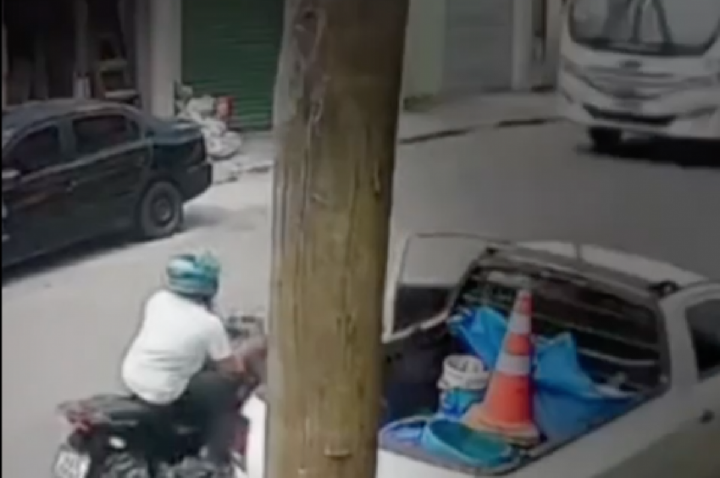 Porta de carro derruba motociclista, que morre atropelado; VÍDEO