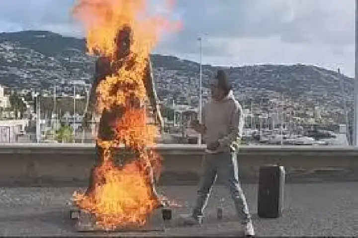 Português queima estátua de Cristiano Ronaldo; VÍDEO