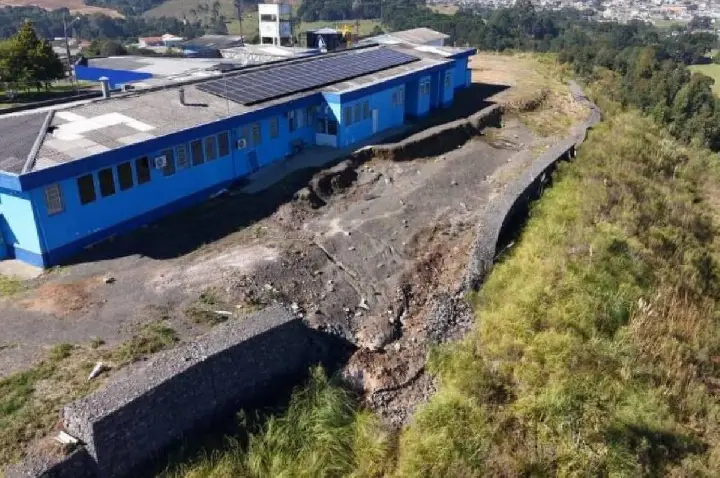 Prefeitura interdita hospital em morro com risco de deslizamento